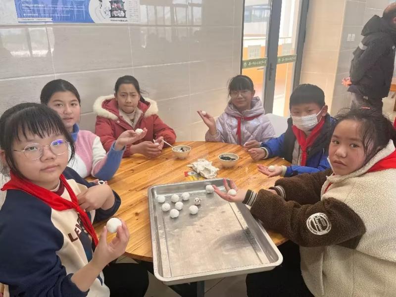 做元宵4(1).jpg 做元宵4(1).jpg